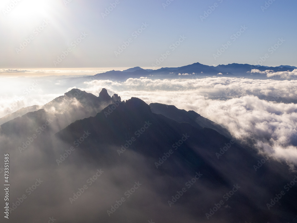 阿蘇山山頂から朝日を浴びる根子岳を望む