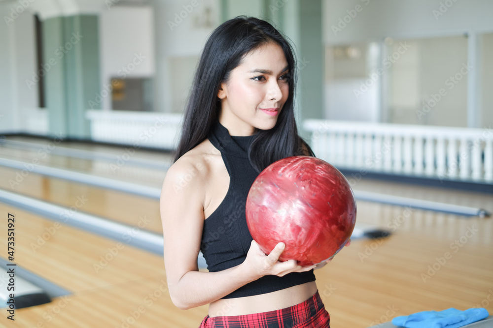 Fototapeta premium Portrait beautiful asia girl is holding a bowling ball
