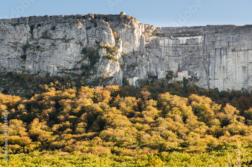 Falaise calcaire avec grotte de Sainte-Marie Madeleine dans le massif de la Sainte Beaume en automne