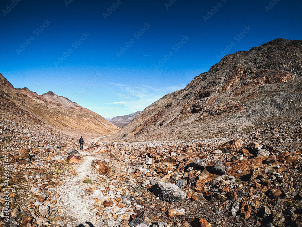 Wanderer geht in trockener Alpental, Similaun