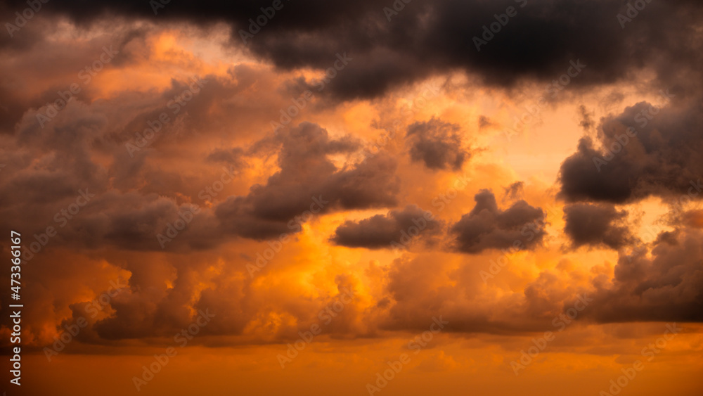 Fototapeta premium Beautiful evening sky with pink clouds. Sunset over the sea