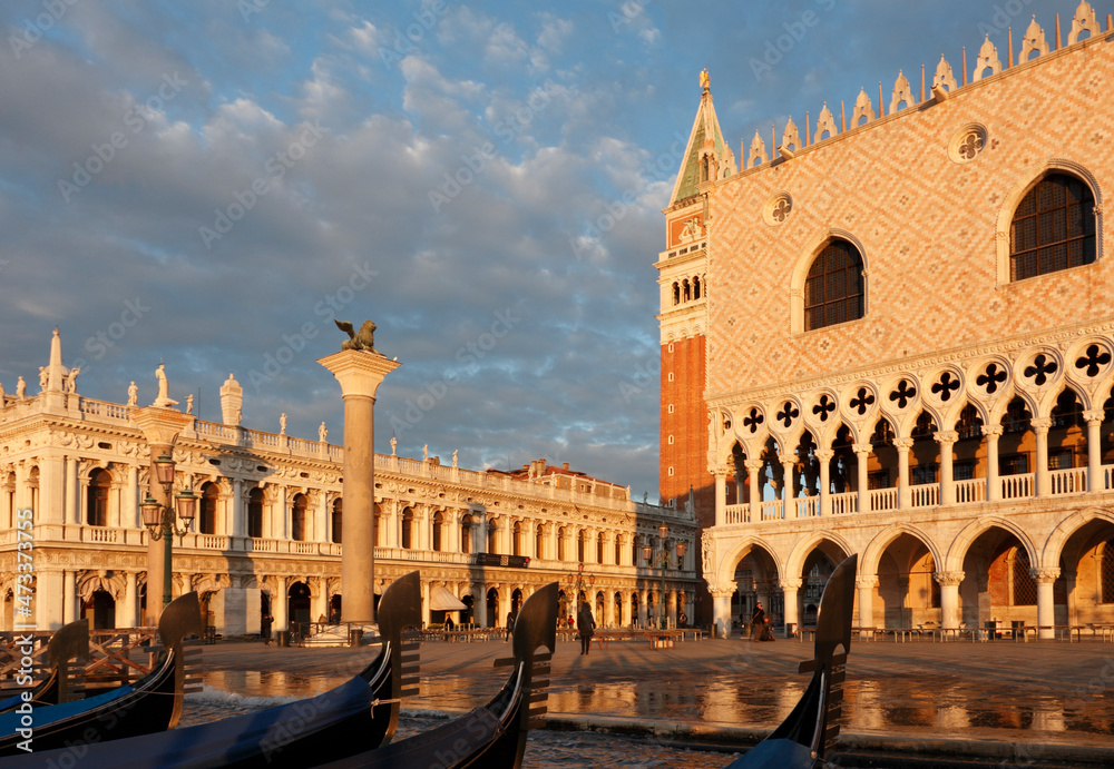 Gondeln vor der Piazzetta San Marco, Sonnenaufgang, Venedig