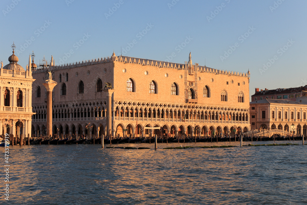 Blick vom Bacino di San Marco auf den Dogenpalast und der Piazzetta am Abend, Venedig