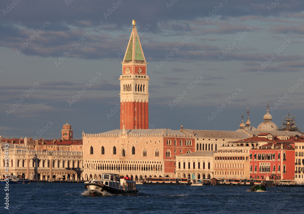 Obraz premium Dogenpalast am Bacino di San Marco, Venedig
