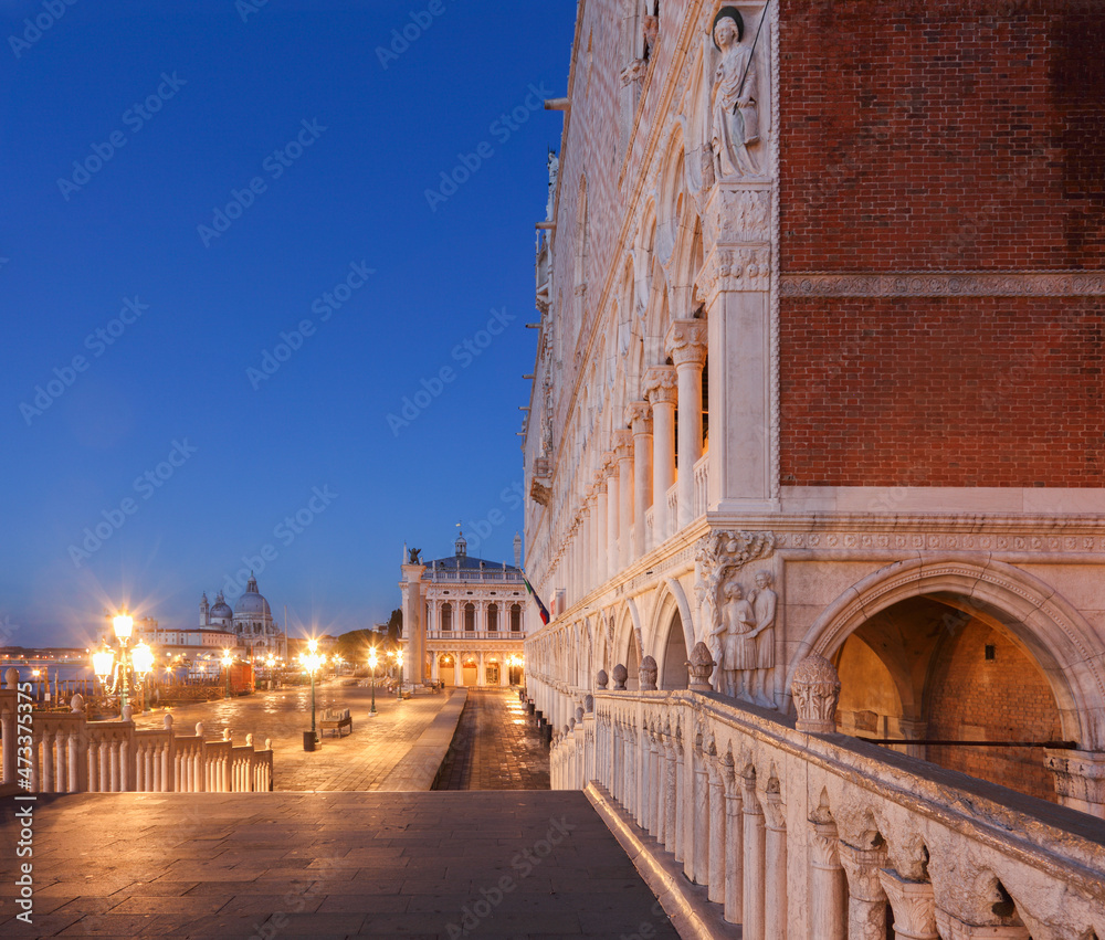 Dogenpalast, Süd-Ost-Ecke; der trunkende Noah, oben Erzengel Raffael mit dem kleinen Tobias, davor Ponte della Paglia am Morgen, Venedig, Veneto, Italien