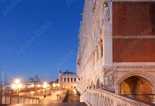 Dogenpalast, Süd-Ost-Ecke; der trunkende Noah, oben Erzengel Raffael mit dem kleinen Tobias, davor Ponte della Paglia am Morgen, Venedig, Veneto, Italien photo