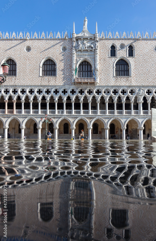 Fototapeta premium Hochwasser (Acqua alt) auf der Piazzetta vor dem Dogenpalast, Venedig