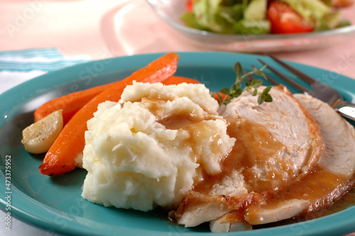 Φωτογραφία sliced turkey, mashed potatoes, carrots salad