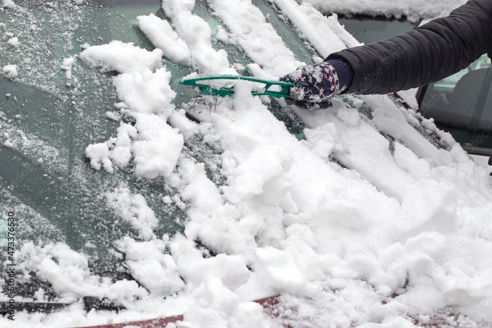 Czyszczenie szyb auta z zalegającego śniegu i lodu przed podróżą - obrazy, fototapety, plakaty 