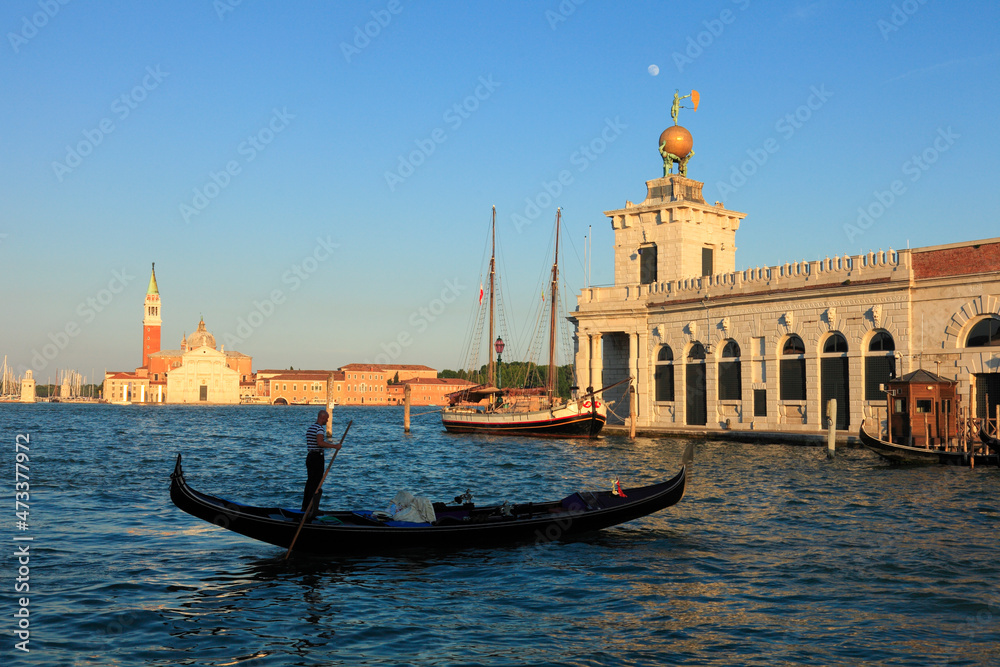 Gondola in front of the Dogana da Mar, behind the Isola di San Giorgio with San Giorgio Maggiore, Venice, Veneto, Italy, Europe