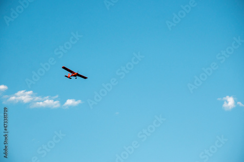 Avioneta roja sobre cielo azul