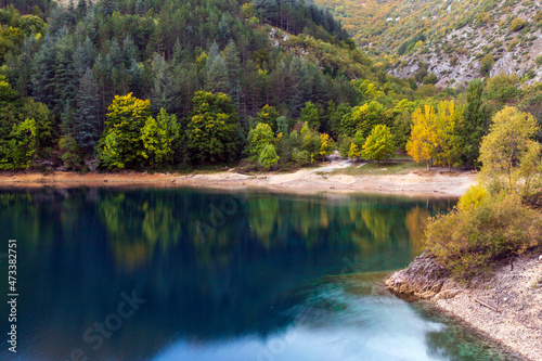 Lago di San Domenico in Abruzzo. Vicino al lago di Scanno, un paesaggio in autunno con mille colori © Claudio Quacquarelli