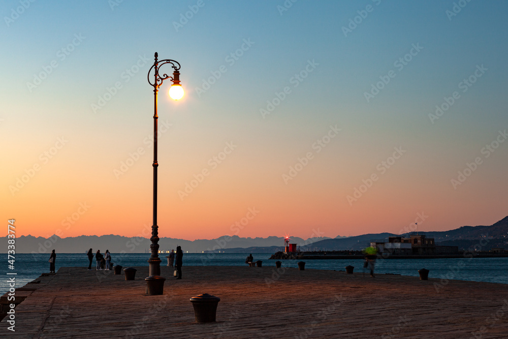 Obraz premium The Molo Audace pier of Trieste in a winter evening