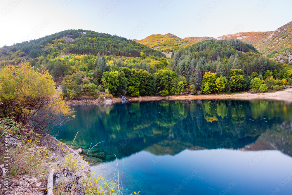 Lago di San Domenico in Abruzzo. Vicino al lago di Scanno, un paesaggio in autunno con mille colori