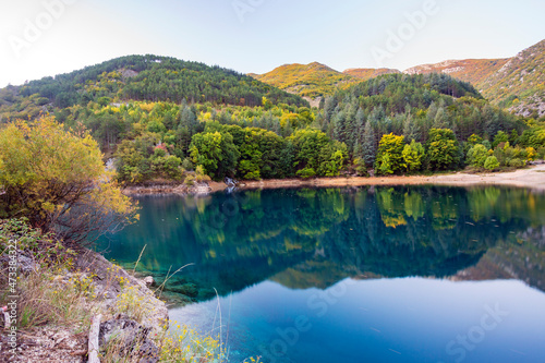 Lago di San Domenico in Abruzzo. Vicino al lago di Scanno  un paesaggio in autunno con mille colori
