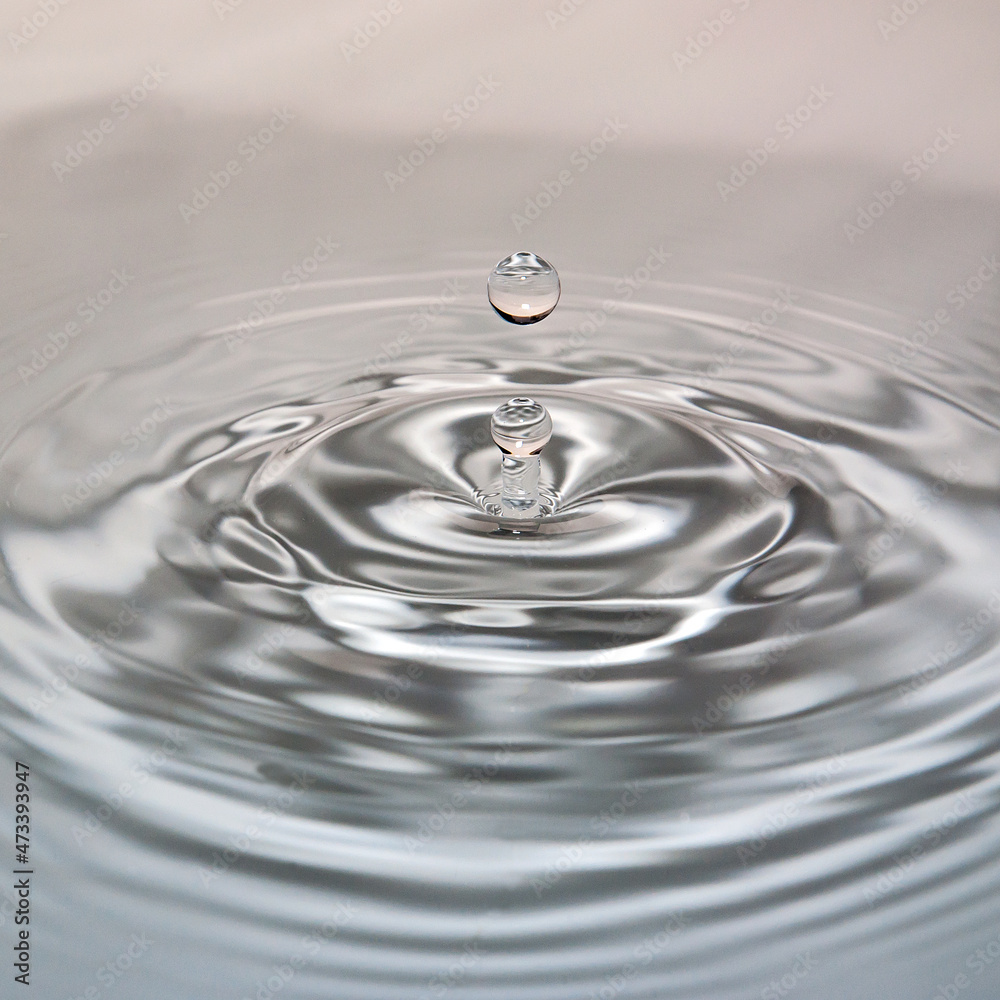 Springender Wassertropfen Springender Wassertropfen