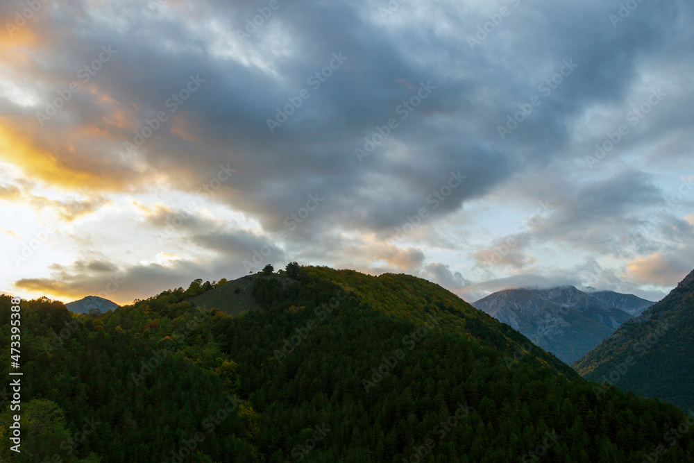 Civitella Alfedena la patria del lupo in Abruzzo. Paesaggio autunnale con molti colori vicino al lago di Villetta Barrea Civitella Alfedena la patria del lupo in Abruzzo. Paesaggio autunnale con molti colori vicino al lago di Villetta Barrea