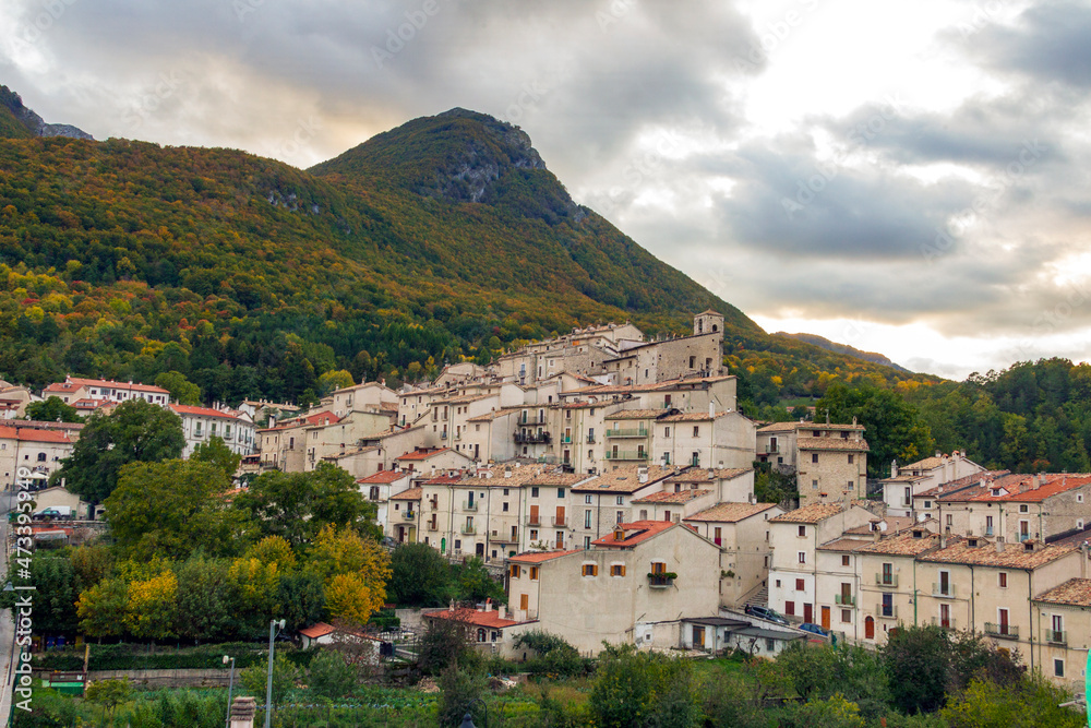 Civitella Alfedena la patria del lupo in Abruzzo. Paesaggio autunnale con molti colori vicino al lago di Villetta Barrea