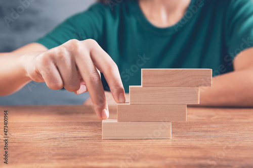 Foto woman climbing the wooden stairs with her fingers