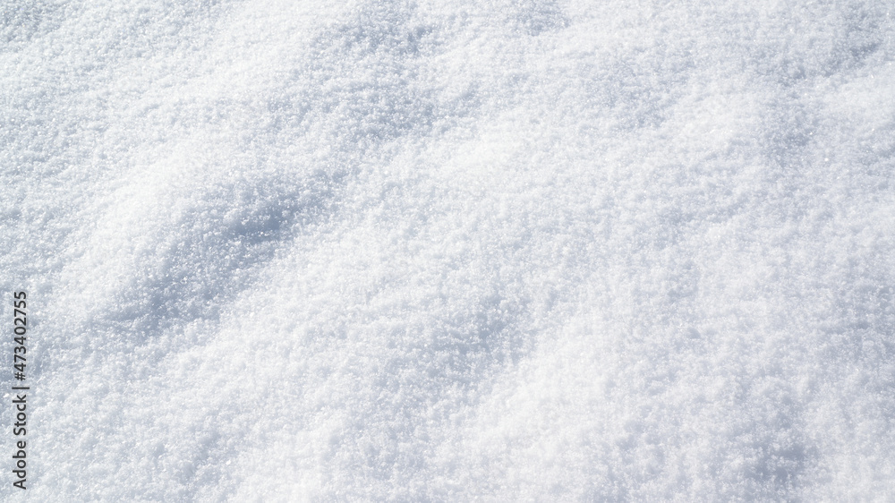 Hintergrund - Frischer kalter eisiger Schnee bedeckt den Boden im Winter - Schneedecke.