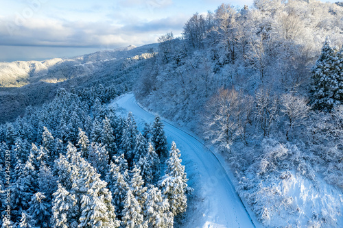 富山県中新川郡上市町と立山町にある大辻山周辺の雪が積もった風景をドローンで撮影 Drone photography of the snow-covered landscape around Mt. Otsuji in Kamiichi-cho and Tateyama-cho, Nakaniikawa-gun, Toyama Prefecture. photo