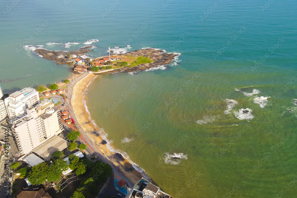 Imagem de drone do Centro de Guarapari. Prédios residênciais e comércio entre a praias da Areia Preta, praia das Castanheiras e o canal. Cidada saúde Espírito Santo Brasil.