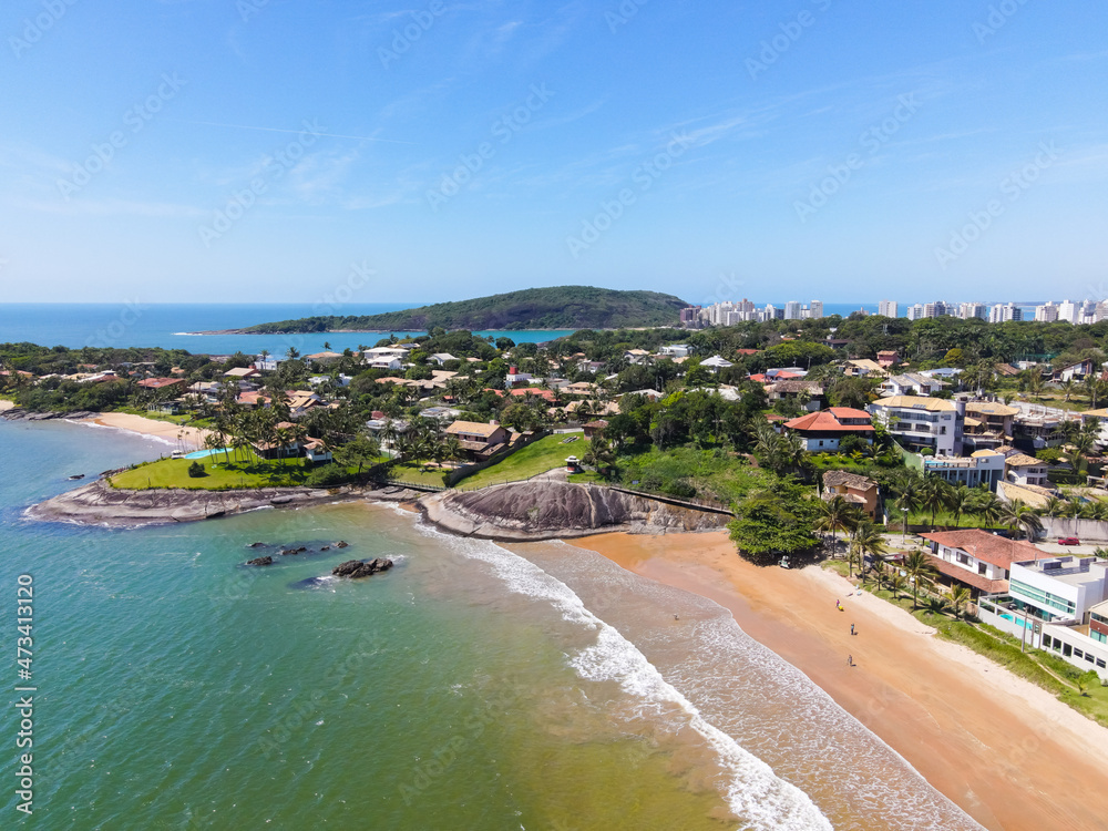Imagem do drone em uma manhã ensolarada na Praia do Morro, ao fundo dos bairros de Muquiçaba e Aeroporto em Guarapari no estado do Espírito Santo Brasil.