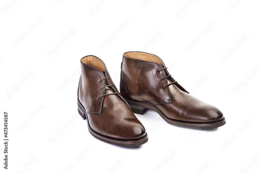 Botas zapatos de hombre de piel marrón con cordones sobre un fondo blanco liso y aislado. Vista de frente. Copy space Botas zapatos de hombre de piel marrón con cordones sobre un fondo blanco liso y aislado. Vista de frente. Copy space