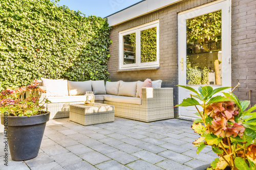 Foto The courtyard of the house with a soft beige sofa