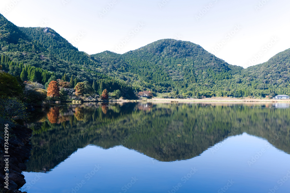 秋の静かな藺牟田池の湖面	