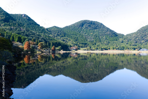 秋の静かな藺牟田池の湖面  © 田村広充