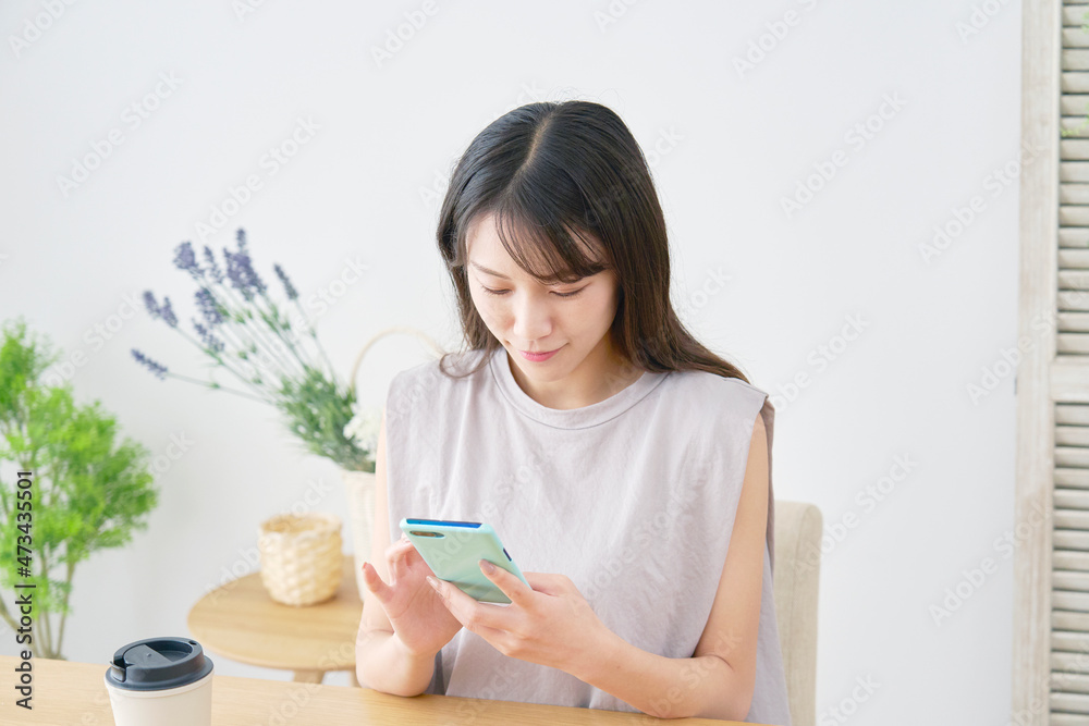 女性 スマホ リビング 女性 スマホ リビング