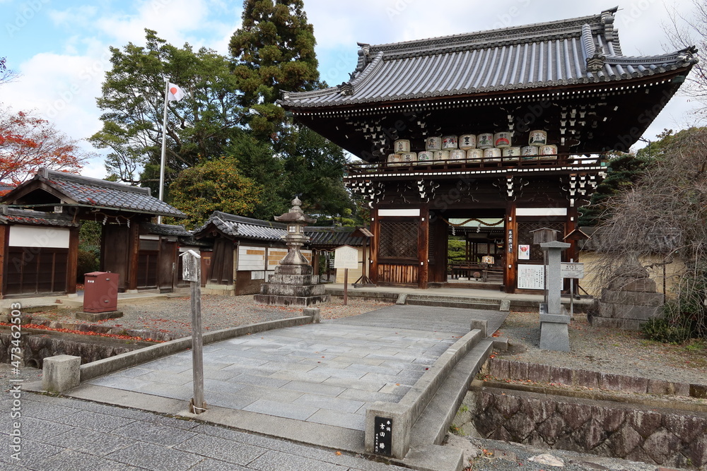 Sakura-mon Gate in the precincts of Umenomiya-taisha Shrine in Kyoto City in Japan 日本の京都市にある梅宮大社境内の桜門