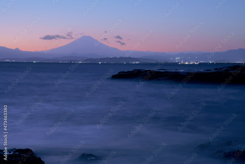 富士山が見える夕方の海の景色 富士山が見える夕方の海の景色