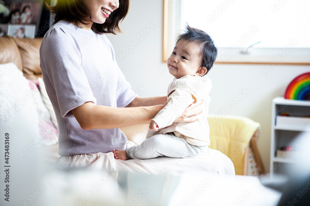 赤ちゃんと触れ合う母親