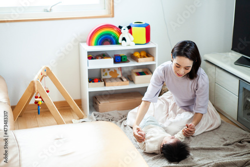 子供を寝かしつける女性