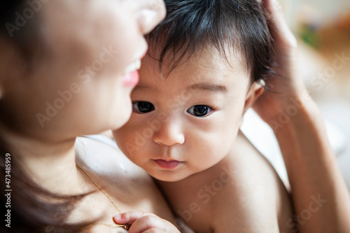 赤ちゃんと母親のふれあい photo