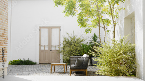 Foto 中庭のベンチと観葉植物
