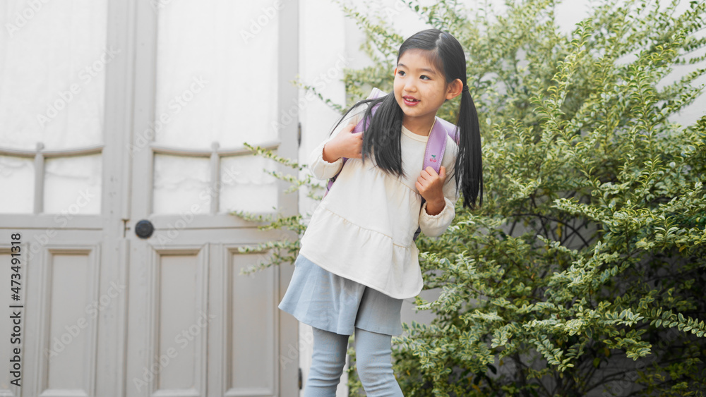 ランドセルを背負った女の子 ランドセルを背負った女の子