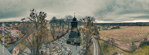 drewniany kościół z XVII wieku w Potrowicach u Karwiny, Czechy. Panorama z lotu ptaka jesienią.