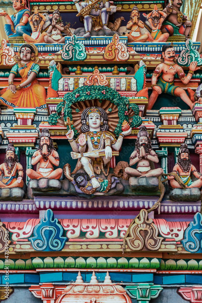 Hinduska świątynia w Azji, pięknie zdobione ołtarze, rzeźby hinduskich Bogów.