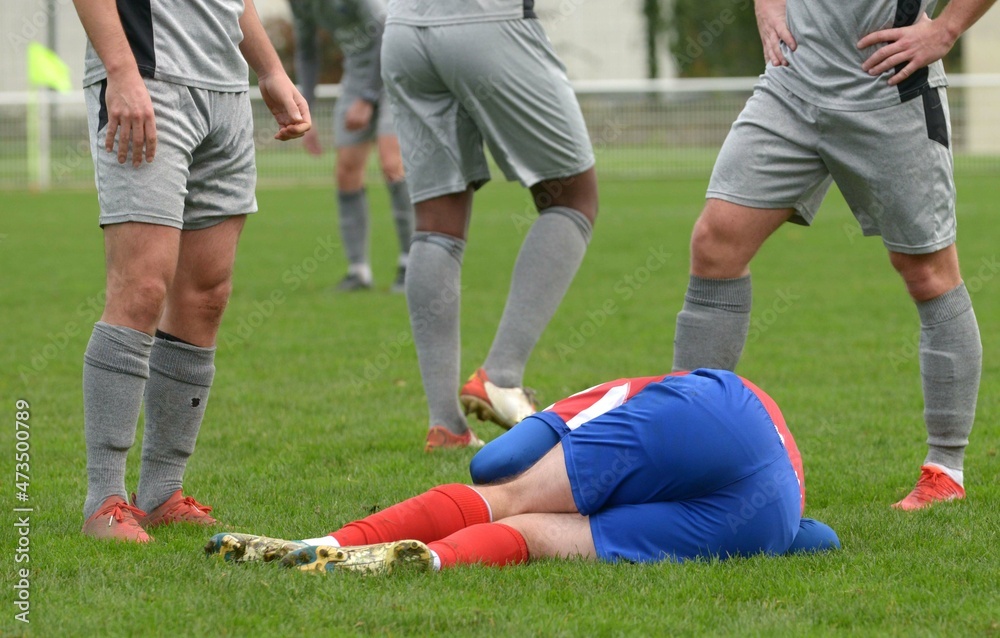 les joueurs de football en attente devant un blessé les joueurs de football en attente devant un blessé