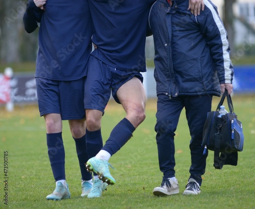 le footballeur blessé porté par l'assistance photo
