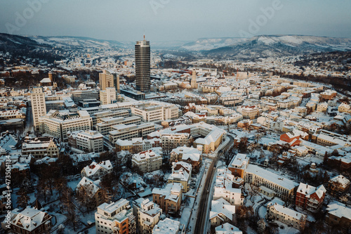 Luftbild vom schneebedeckten Jena im Winter 