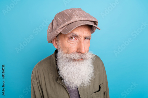 Obraz na plátně Portrait of attractive curious funny grey-haired man mister looking at you suspe