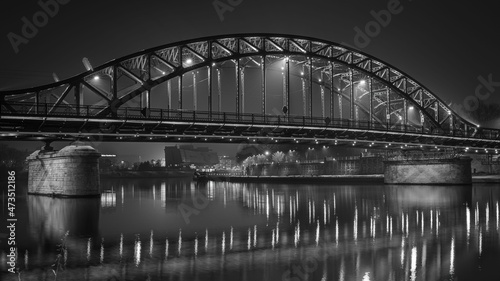 Fototapeta Naklejka Na Ścianę i Meble -  Most - zdjęcia B&W  z różnej perspektywy