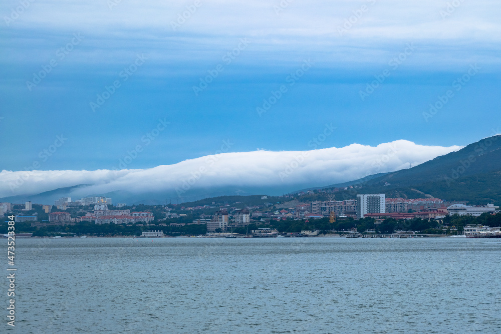 Naklejka premium Brown clouds and blue sky on the sea and mountains.