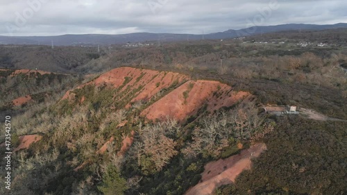 Vídeo aéreo de una montaña con formaciones rocosas anaranjadas. photo