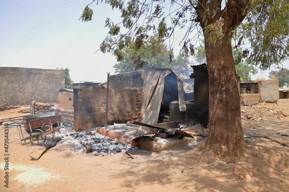 Des maisons detruites a cause de conflits des populations au burkina faso Des maisons detruites a cause de conflits des populations au burkina faso