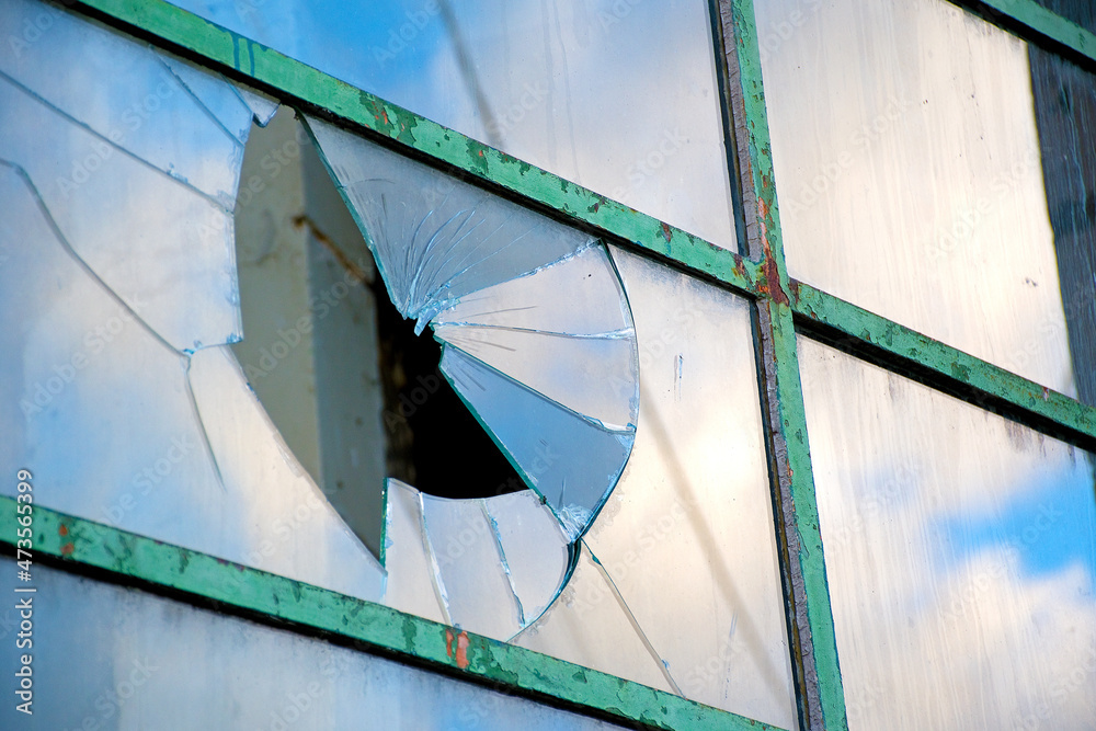 Fototapeta premium Zerbrochenes Glas in alter vitage Fensterscheibe